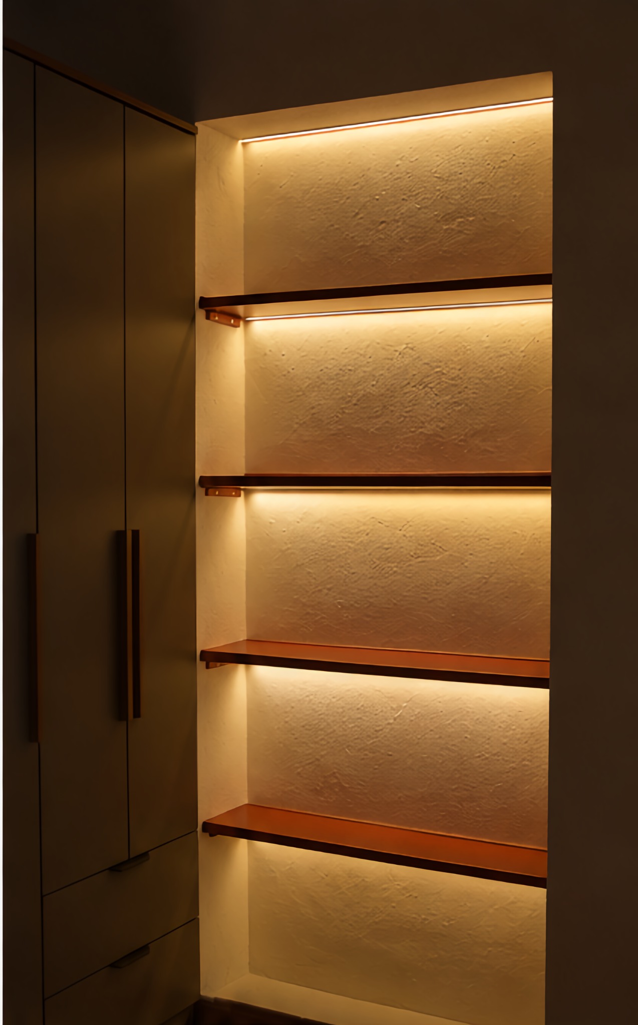 Estantes em nicho com iluminação LED